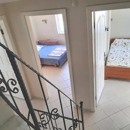 Sevgi Plajinda Mustakil